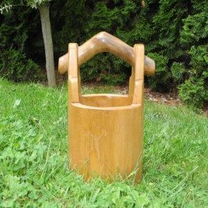 Dřevěný džber z vykotlaného stromu