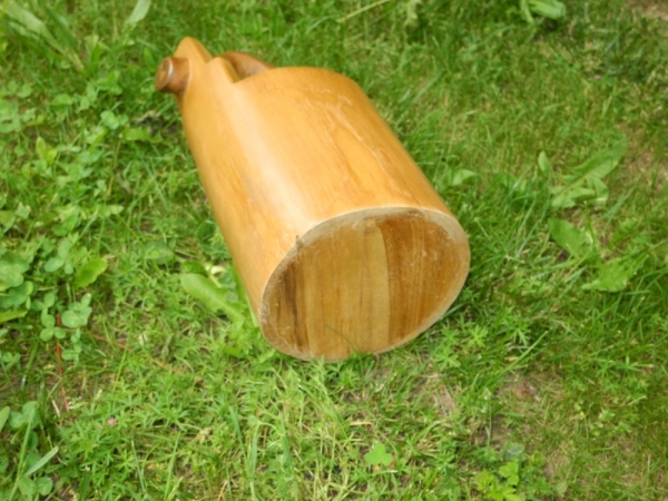 Dřevěný džber z vykotlaného stromu