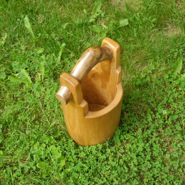 Dřevěný džber z vykotlaného stromu