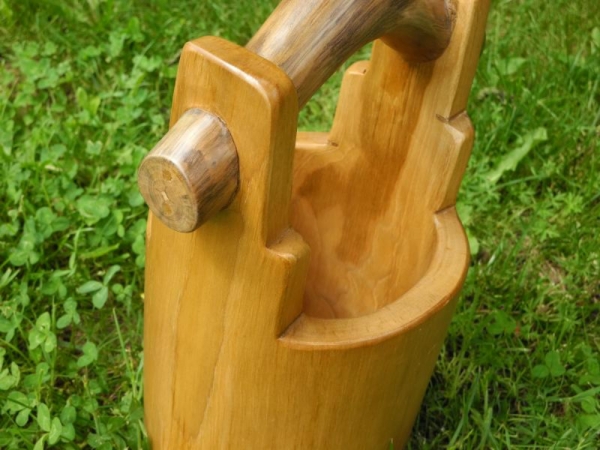 Dřevěný džber z vykotlaného stromu