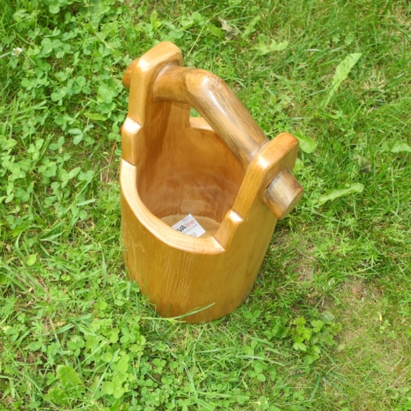 Dřevěný džber z vykotlaného stromu