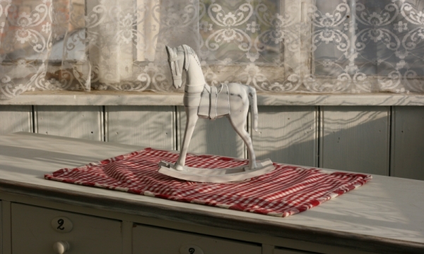 Dřevěný houpací kůň bílý 23x14cm