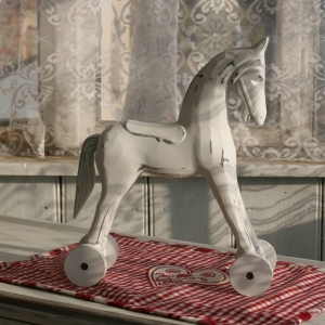 Dřevěný houpací kůň bílý 30x34cm