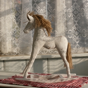 Dřevěný houpací kůň dekorace 38cm