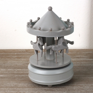 Dřevěný hrací kolotoč šedý 19cm