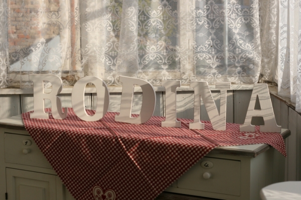 Dřevěný nápis RODINA 18x15cm