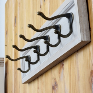 Dřevěný nástěnný věšák 5 háčků 50x11cm