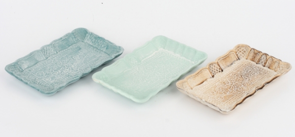 Dřevěný podnos s ornamentem hnědý 19x12x2cm