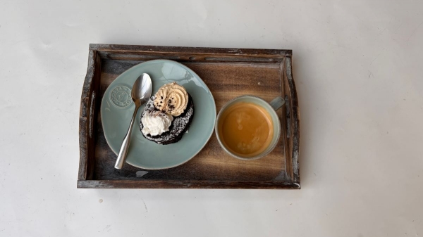 Dřevěný podnos sada dvou kusů s úchyty 31,5 x 23 cm