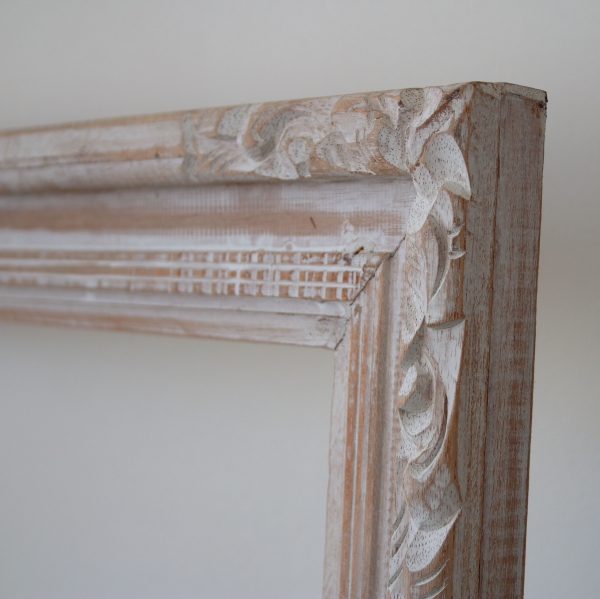 Dřevěný rám s patinou a zdobením světlý 160x70cm