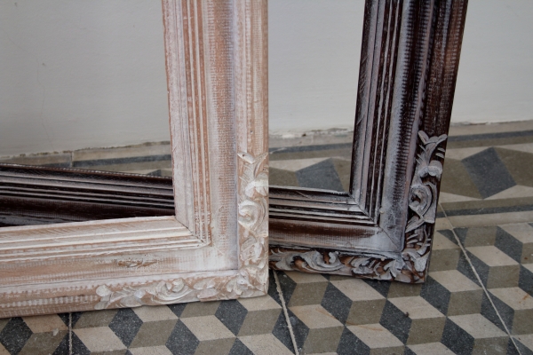 Dřevěný rám s patinou a zdobením tmavý 70x160cm