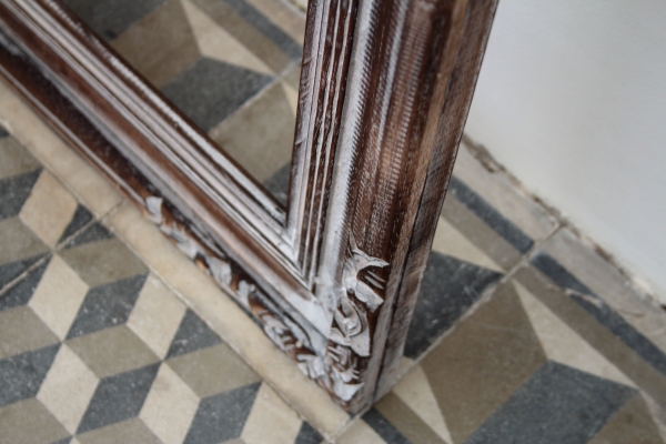 Dřevěný rám s patinou a zdobením tmavý 70x160cm