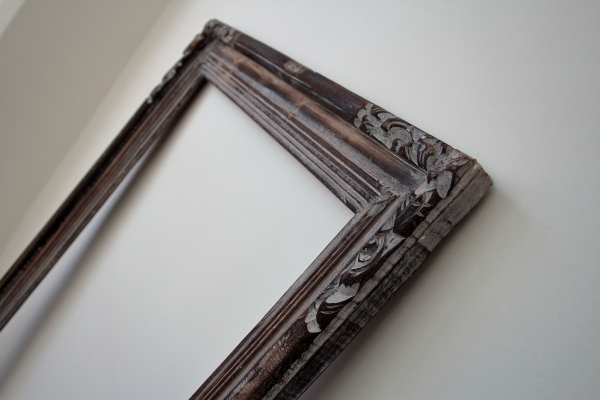 Dřevěný rám s patinou a zdobením tmavý 70x160cm
