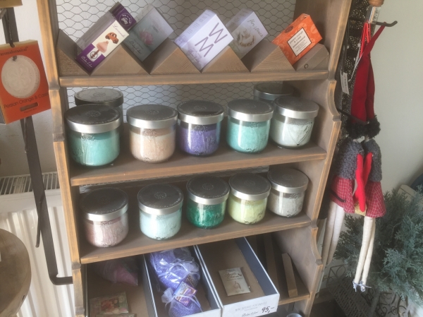 Dřevěný regál do obchodu -  BAZAR