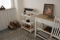 Dřevěný regál s tabulí bílý 98cm