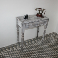 Dřevěný stůl se zásuvkou - soustružené nohy 76x38x81cm