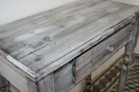 Dřevěný stůl se zásuvkou - soustružené nohy 76x38x81cm