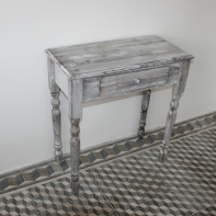 Dřevěný stůl se zásuvkou - soustružené nohy 76x38x81cm