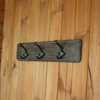 Dřevěný věšák se třemi háčky 50cm