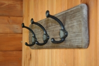 Dřevěný věšák se třemi háčky 50cm