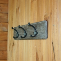 Dřevěný věšák se třemi háčky 50cm