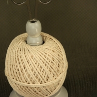 Držák na klubíčko a nůžky barva šedá