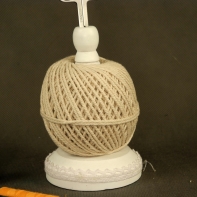 Držák na klubíčko s nůžkami a krajkou