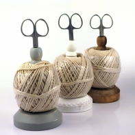 Držák na klubíčko s nůžkami a krajkou