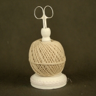 Držák na klubíčko s nůžkami a krajkou