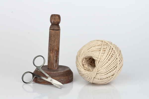 Držák na provázek s nůžkami 8x17cm