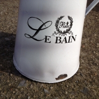 Džbán z bílého smaltu 30cm - poškozený A