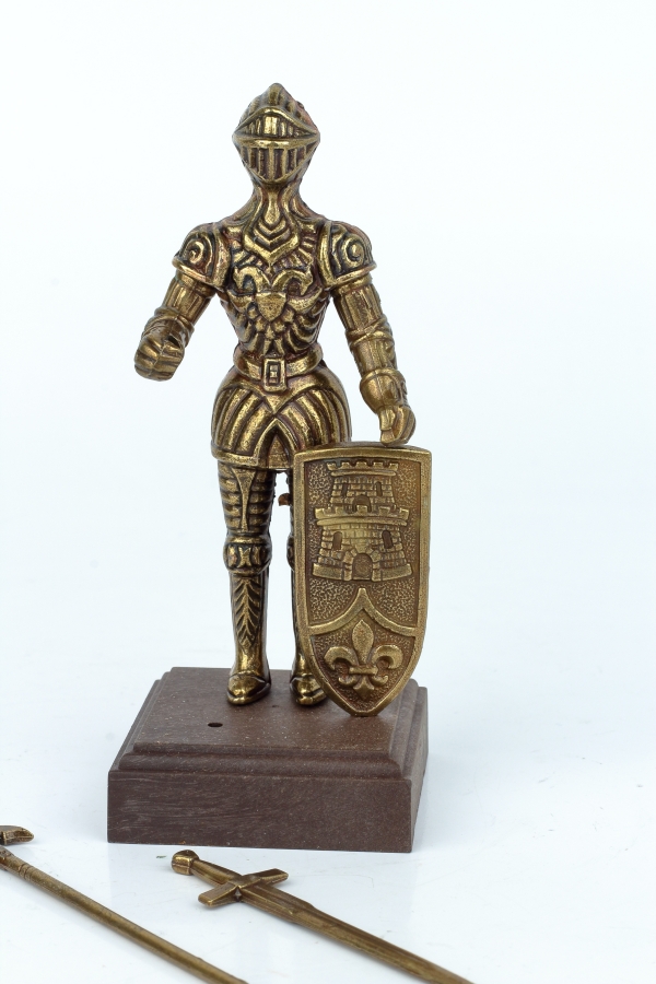 Figurka rytíře v brnění na dřevěném podstavci 12 cm kov