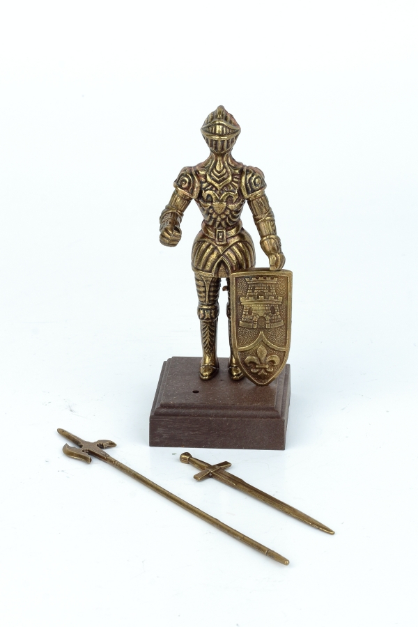 Figurka rytíře v brnění na dřevěném podstavci 12 cm kov