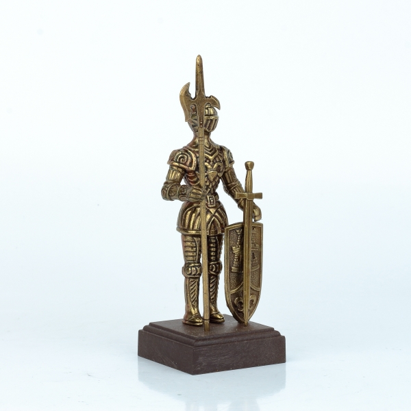 Figurka rytíře v brnění na dřevěném podstavci 12 cm kov