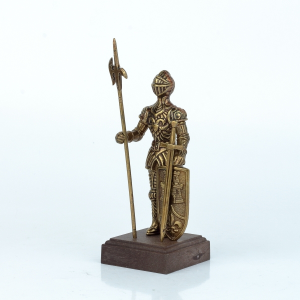 Figurka rytíře v brnění na dřevěném podstavci 12 cm kov