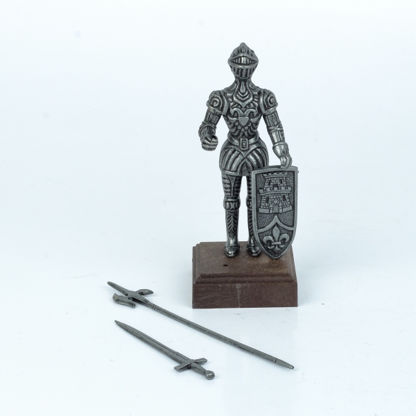 Figurka rytíře v brnění na dřevěném podstavci 12 cm stříbrný kov