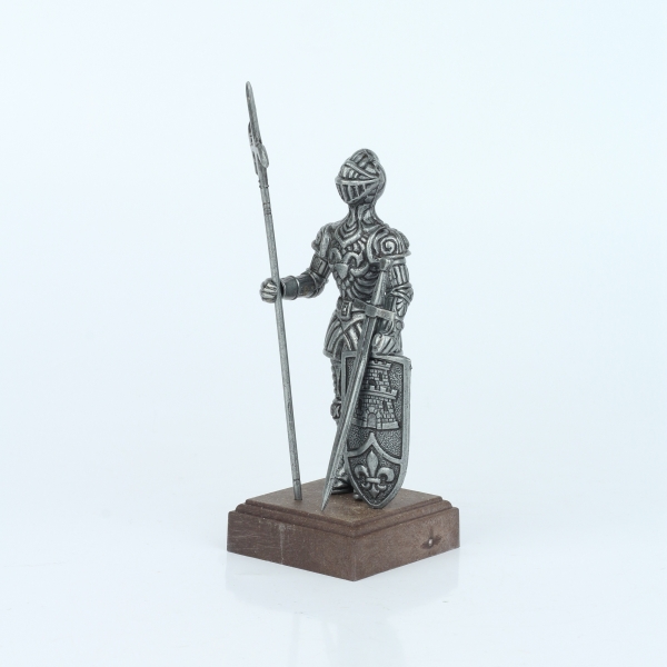 Figurka rytíře v brnění na dřevěném podstavci 12 cm stříbrný kov