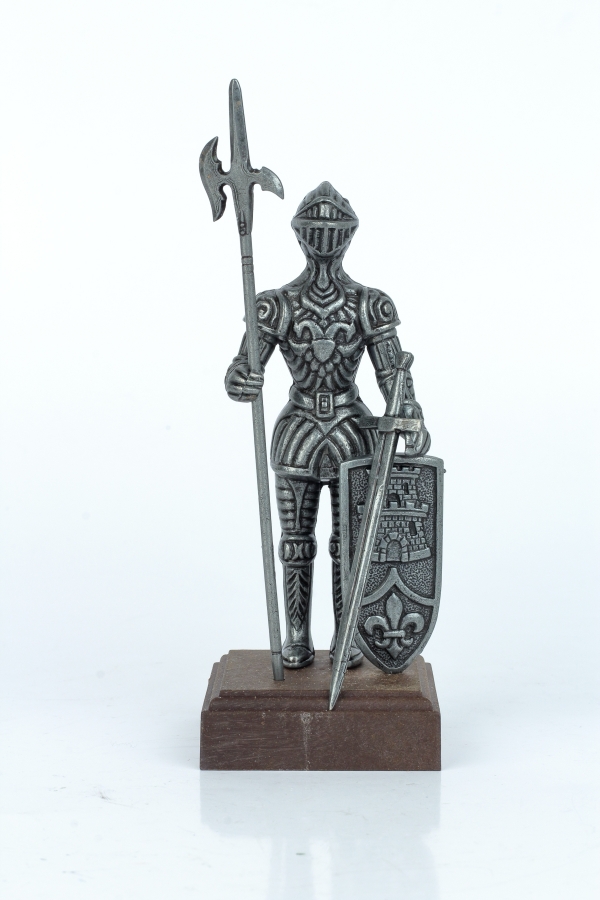 Figurka rytíře v brnění na dřevěném podstavci 12 cm stříbrný kov