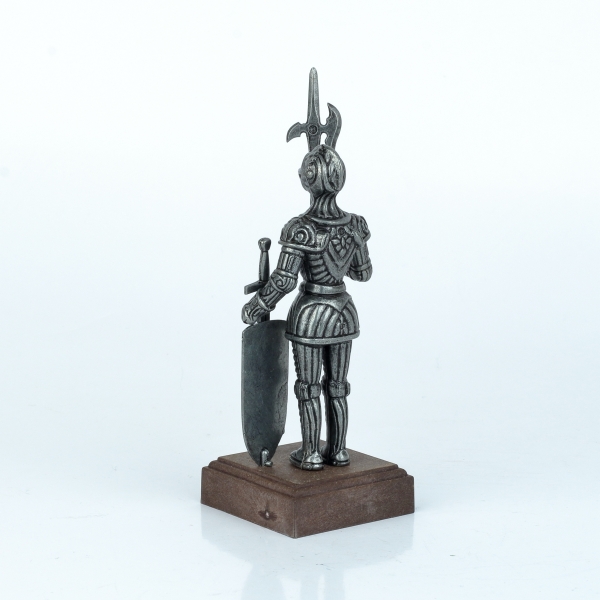 Figurka rytíře v brnění na dřevěném podstavci 12 cm stříbrný kov