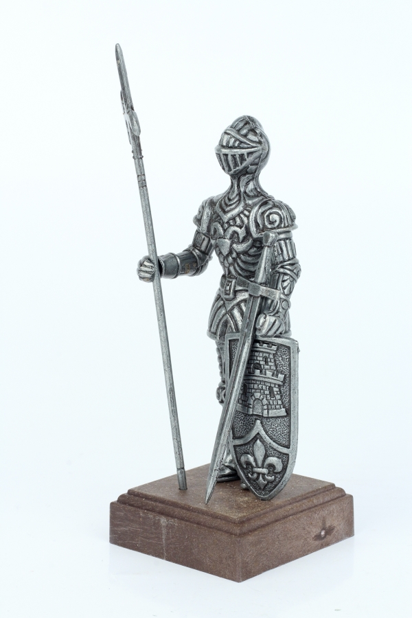 Figurka rytíře v brnění na dřevěném podstavci 12 cm stříbrný kov