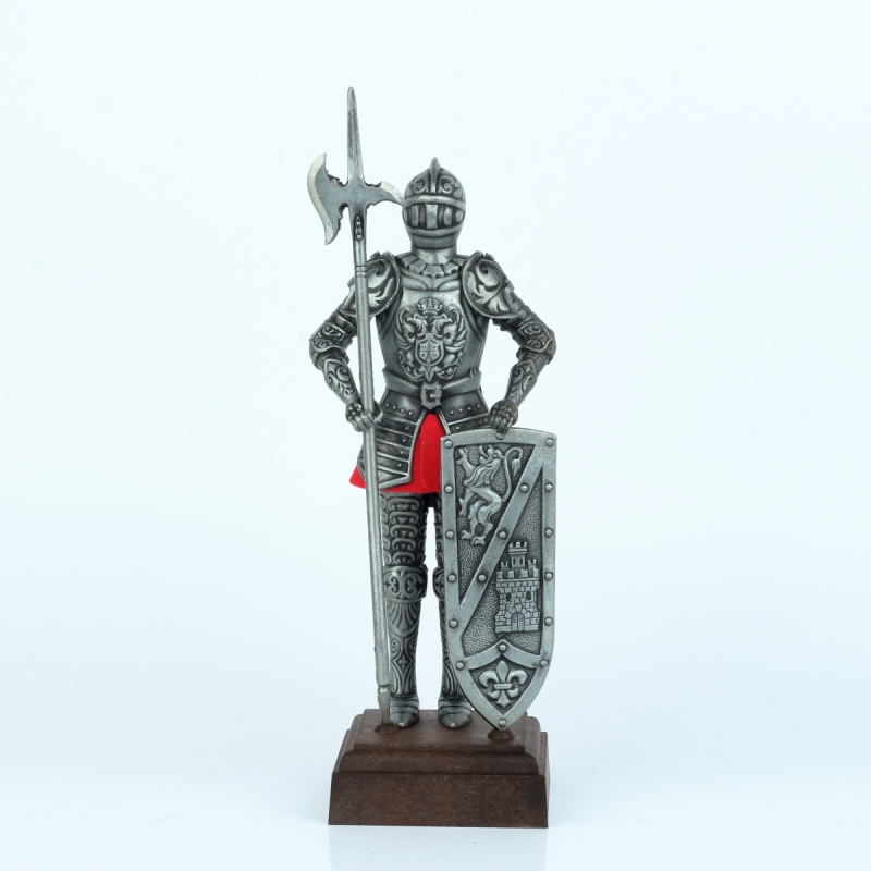 Figurka rytíře v brnění na dřevěném podstavci 25 cm