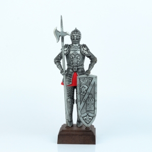 Figurka rytíře v brnění na dřevěném podstavci 25 cm