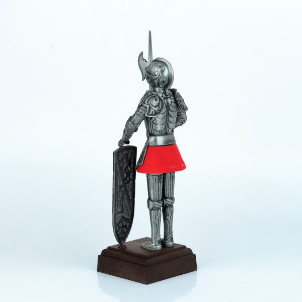 Figurka rytíře v brnění na dřevěném podstavci 25 cm