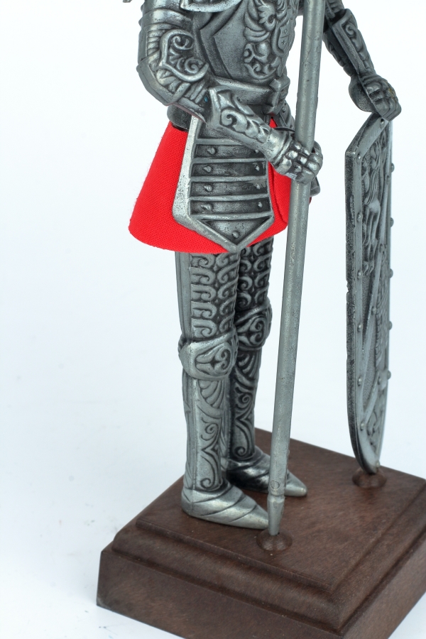 Figurka rytíře v brnění na dřevěném podstavci 25 cm