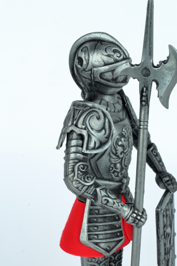 Figurka rytíře v brnění na dřevěném podstavci 25 cm