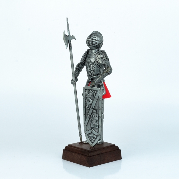 Figurka rytíře v brnění na dřevěném podstavci 25 cm