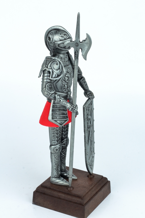 Figurka rytíře v brnění na dřevěném podstavci 25 cm
