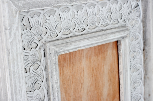 Fotorámeček šedý s patinou a zdobením 31x25cm