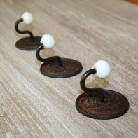 Háček kovový s porcelánovou úchytkou 6x5,5cm