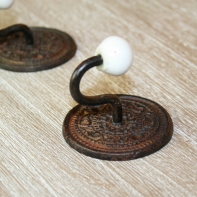 Háček kovový s porcelánovou úchytkou 6x5,5cm